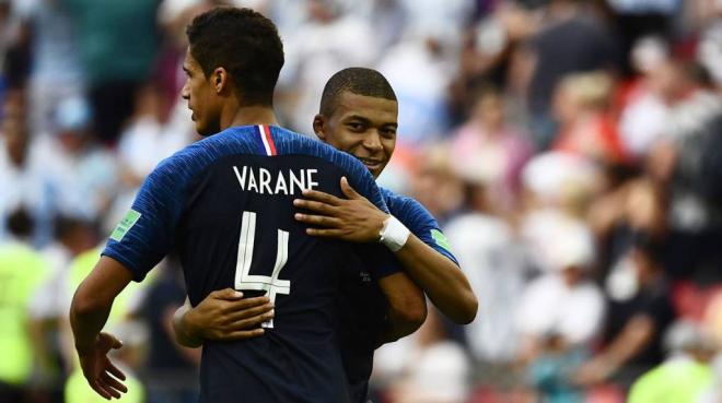 Varane y Mbappé con la selección francesa.