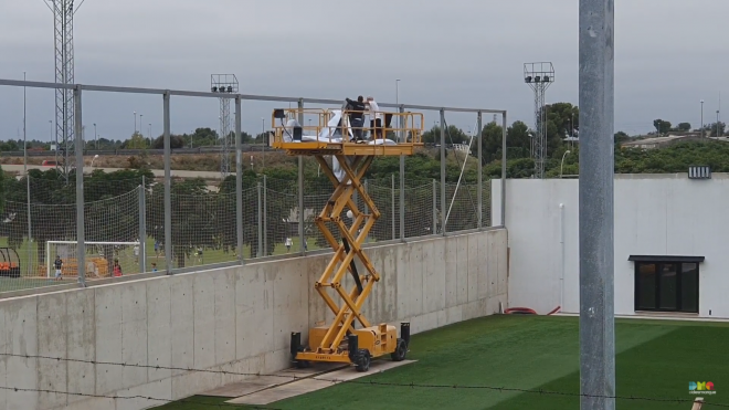 Empiezan a colocar las lonas en la Ciudad Deportiva de Paterna que ahora ha tumbado el viento