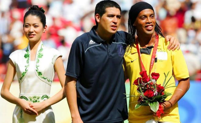 Riquelme y Ronaldinho disputaron el Brasil-Argentina de los Juegos Olímpicos de Pekín 2008.