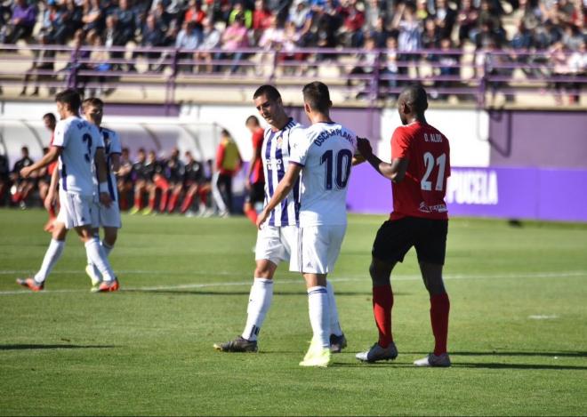 Sergi Guardiola felicita a Óscar Plano tras marcar en el amistoso ante el Salamanca CF (Foto: Real Valladolid).