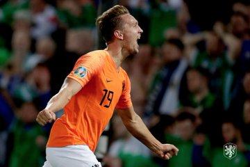 Luuk de Jong, celebrando su gol con Holanda.