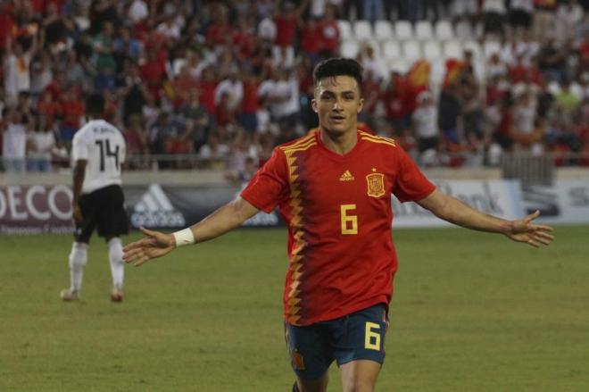 Manu García celebra su primer gol con la Rojita en el partido contra Macedonia sub 21.