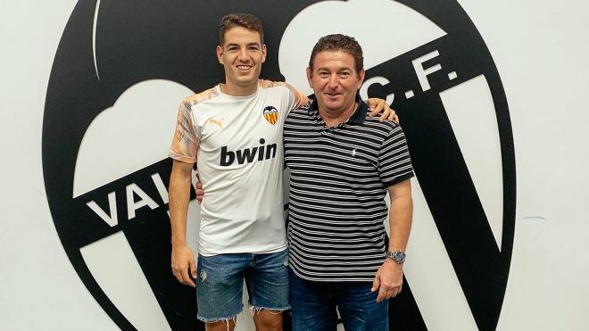 Manu Vallejo con su padre (Foto: Lázaro de la Peña / Valencia CF)