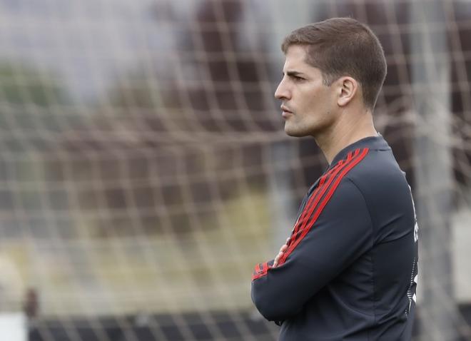 Robert Moreno, atento a un entrenamiento de la selección española (Foto: SeFutbol)..