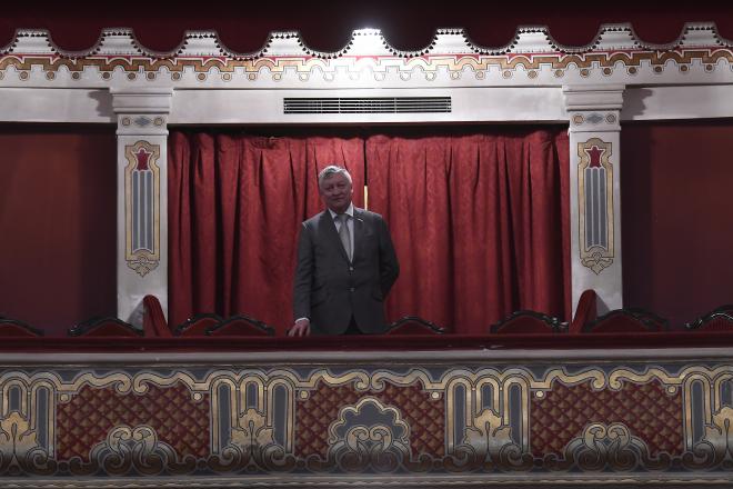 Anatoly Karpov, en uno de los palcos del Teatro Lope de Vega de Sevilla (Foto: Kiko Hurtado).