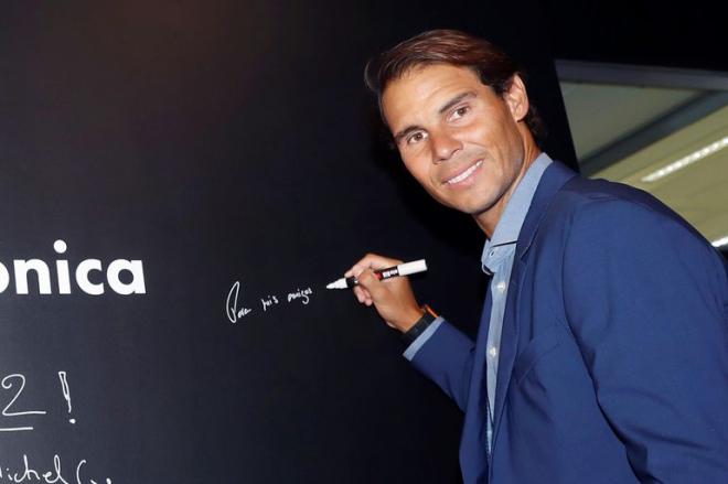 Rafa Nadal posa en un acto publicitario.