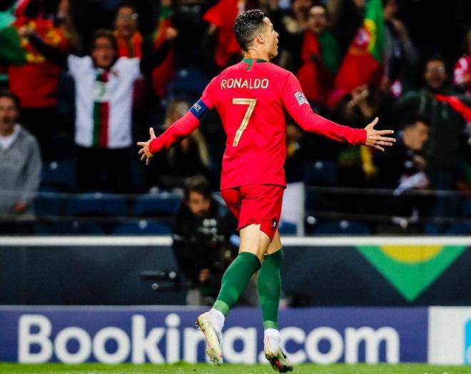 Cristiano Ronaldo festeja su gol con Portugal.