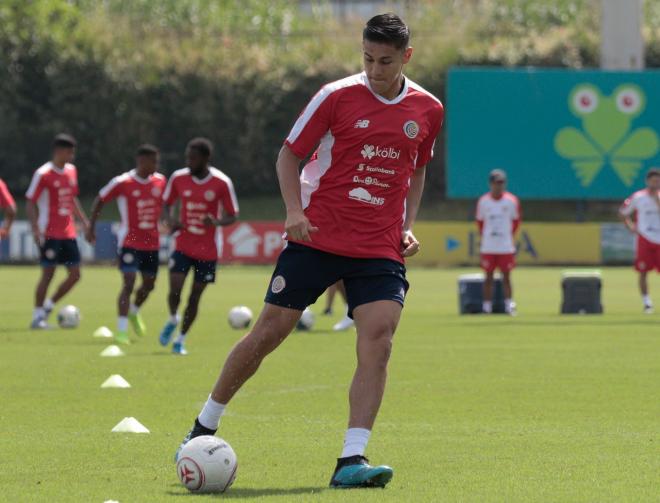 Óscar Duarte entrenando con la selección de Costa Rica.