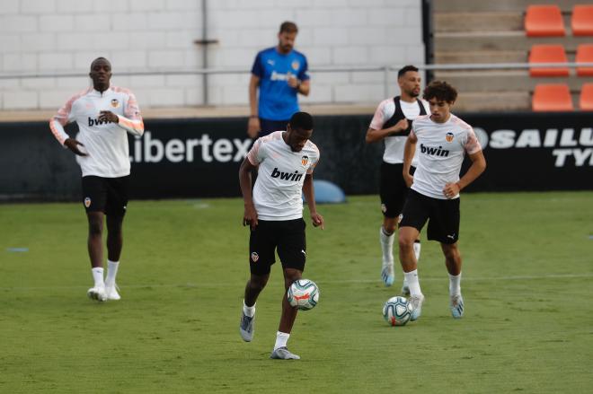 Kondogbia, en el entrenamiento del Valencia CF (Foto: David González)