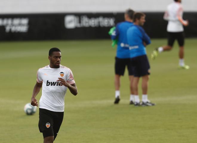 Kondogbia reaparece con el grupo en el entrenamiento del Valencia CF (Foto: David González)