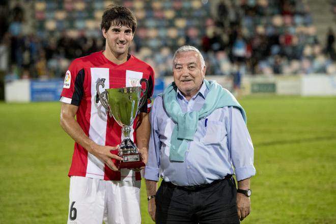 Mikel San José posa con el trofeo del triangular de Lasesarre (Foto: Athletic Club).