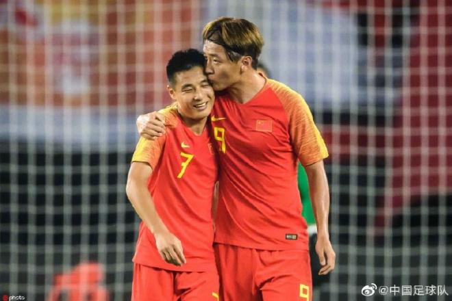 Wu Lei es felicitado por Yang Xu, autor de cuatro goles.