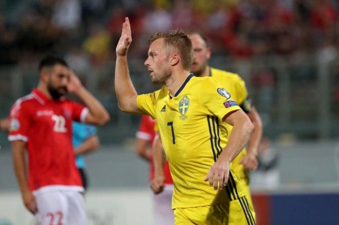 Sebastian Larsson celebra su gol en el Malta-Suecia.