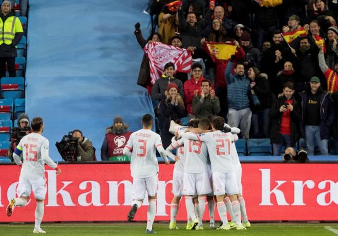 Los jugadores de la selección española celebran el gol de Saúl Ñíguez contra Dinamarca.