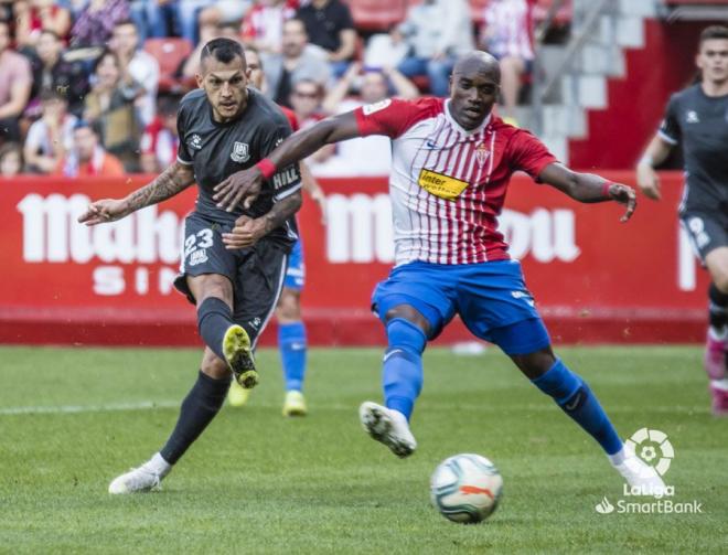 Stoichkov regatea a Babin para anotar su gol al Sporting (Foto: LaLiga Smartbank).