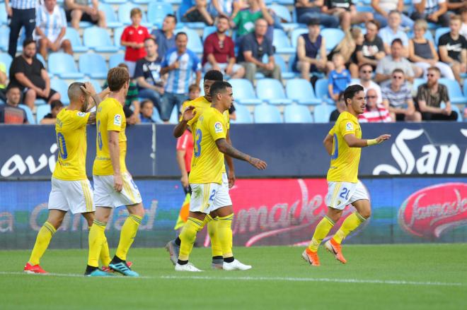Los jugadores del Cádiz celebran el primer gol en La Rosaleda (Foto: CCF).