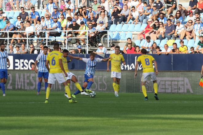 Rolón trata de zafarse de un rival frente al Cádiz (Foto: Paco Rodríguez).