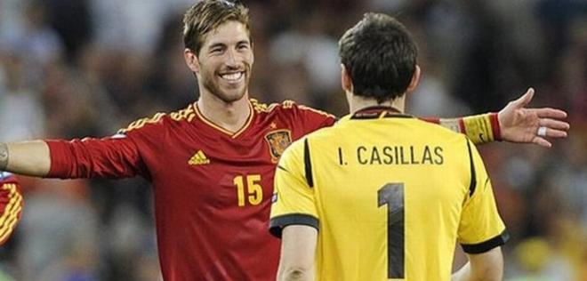 Sergio Ramos e Iker Casillas se abrazan durante un partido de la selección española.