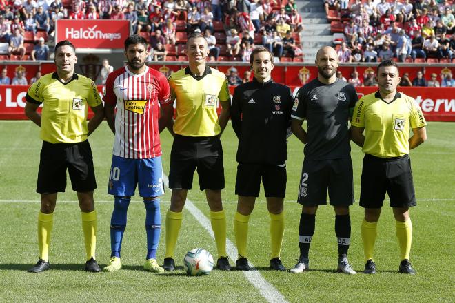 Carlos Carmona posa junto a Laure y el colectivo arbitral antes del inicio del Sporting-Alcorcón (Foto: Luis Manso).