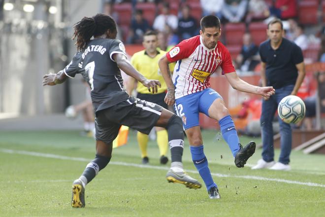 Damián Pérez se lleva una pelota ante Boateng en el Sporting-Alcorcón (Foto: Luis Manso).