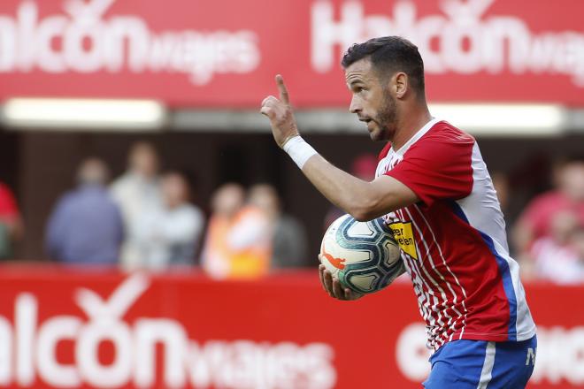Álvaro Vázquez, con el balón en la mano, durante el Sporting-Alcorcón (Foto: Luis Manso).