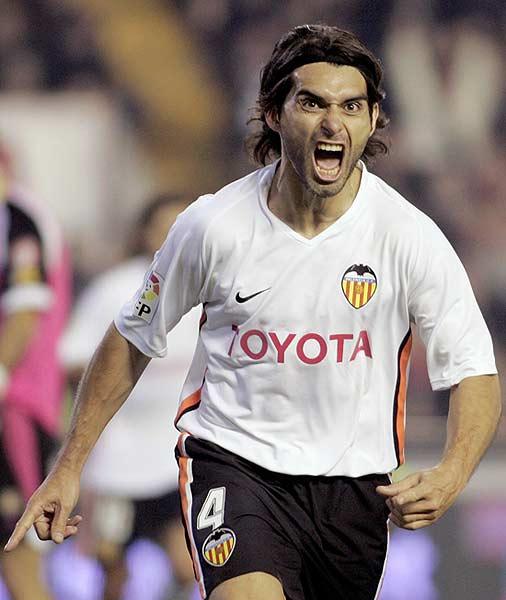 Ayala celebra un tanto con la camiseta del Valencia CF (Foto: EFE).