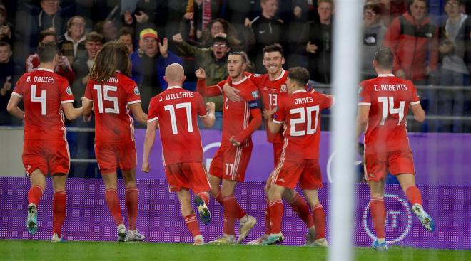 Bale celebra con sus compañeros el tanto ante la Croacia de Modric.