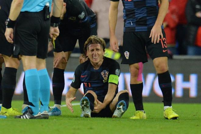 Modric, jugador del Real Madrid, se duele del tobillo en un partido con Croacia.
