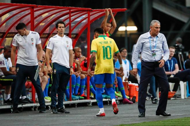 Neymar abandona el terreno de juego lesionado.