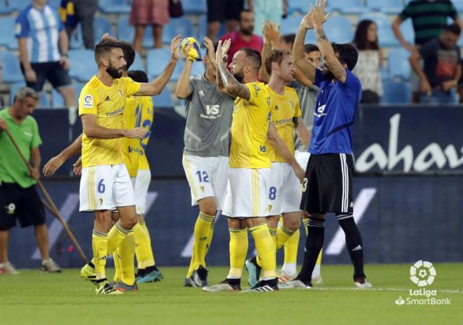 Los jugadores del Cádiz, aplauden a la afición desplazada tras la victoria ante el Málaga (Foto: LaLiga).