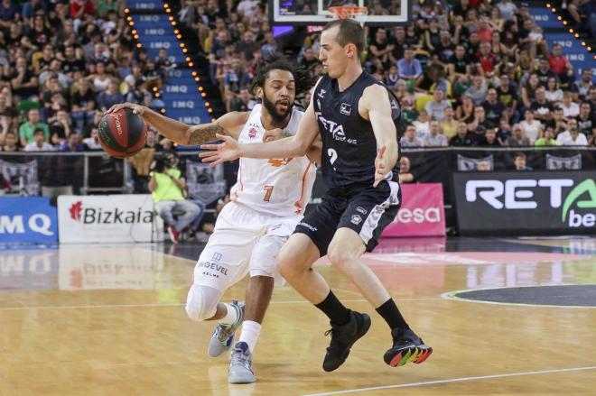 Rousselle trata de frenar a Henry en el derbi entre Bilbao Basket y Baskonia (Foto: Edu DF/Blackswan).