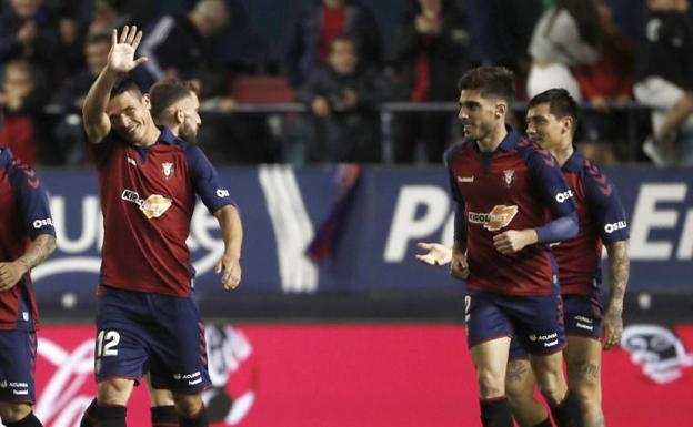 Roncaglia celebra un gol con Nacho Vidal (Foto: EFE)