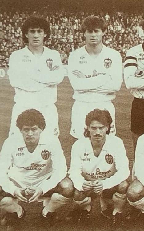 Wilmar Cabrera, de pie a la izquierda. (Foto: Valencia CF)