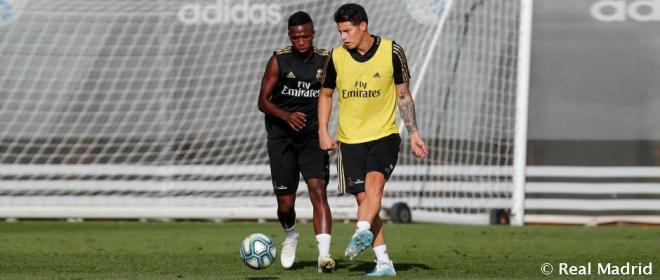 James y Vinícius, durante un entrenamiento (Foto: Real Madrid).