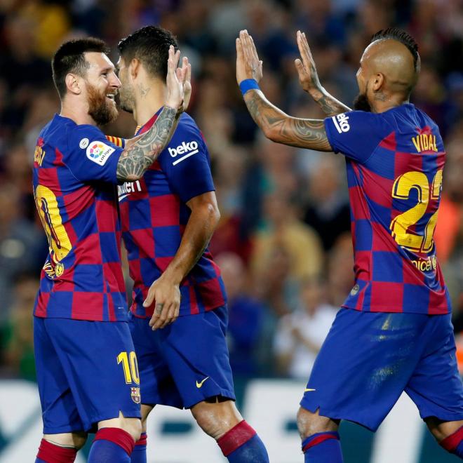 Arturo Vidal y Leo Messi celebran un gol del Barca esta temporada