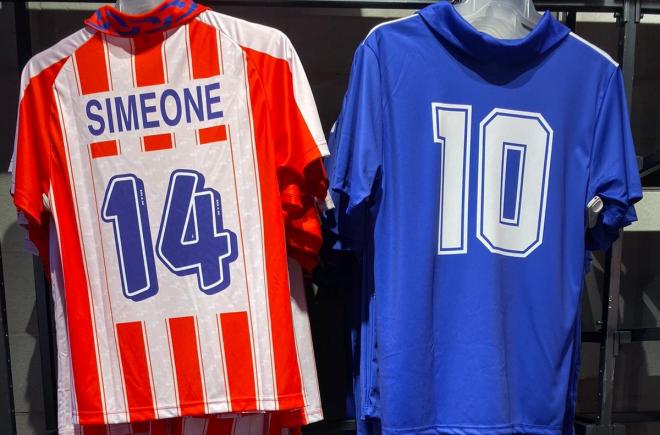 Camisetas del Atlético de Madrid en la tienda.