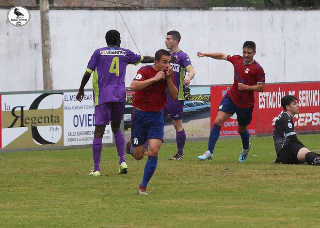 El Praviano anota un gol ante el L´Entregu (Foto: Praviano)