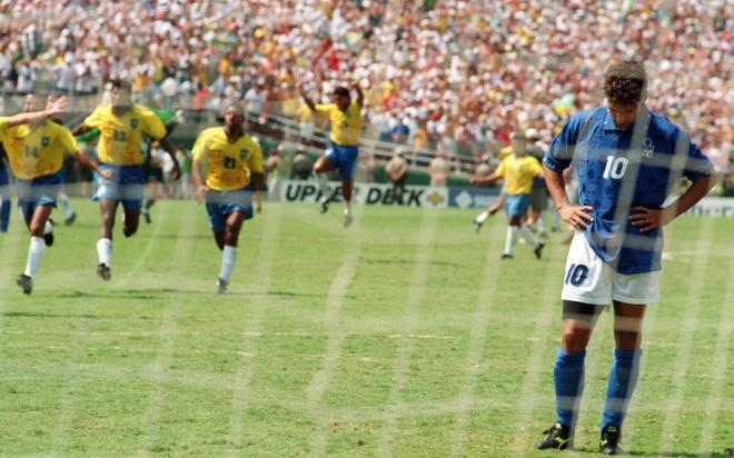 Roberto Baggio se lamenta tras su penalti fallado en la final del Mundial de 1994.