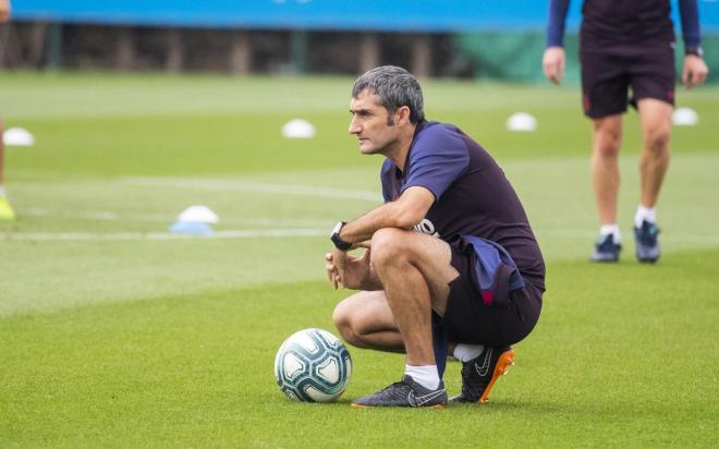Ernesto Valverde observa a sus jugadores durante el entrenamiento (Foto: @FCB).