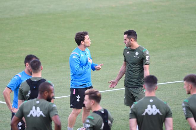 Rubi y Juanmi discuten durante un entrenamiento del Real Betis (Foto: Kiko Hurtado).