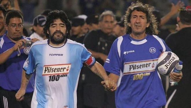 Maradona y 'Mágico', de la mano.