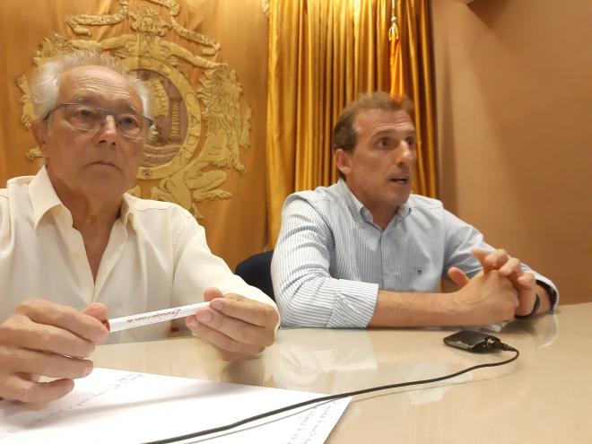 Óscar Arias, junto a Manuel Torres Lapi, en el Ateneo (Foto: CCF).