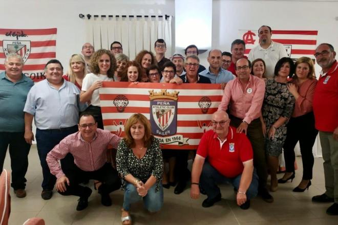 Gran ambiente entre los peñistas de la Agrupación Sur del Athletic Club que posan en El Ejido (Foto: DMQ Bizkaia).