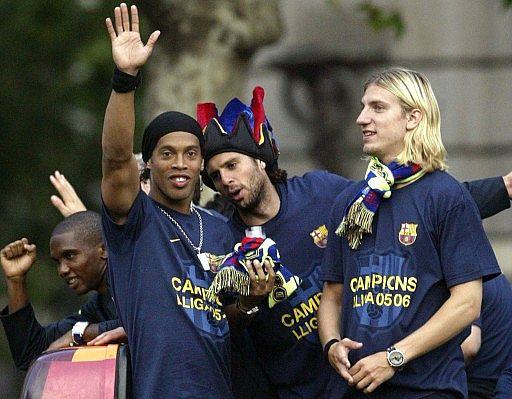 Samuel Eto'o, Ronaldinho, Thiago Motta y Maxi López (i-d), saludan a los aficionados en la rua del FC Barcelona tras ganar LaLiga (Foto: EFE).