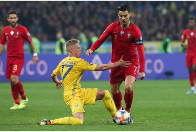 Zinchenko trata de frenar a Cristiano Ronaldo en un partido de selecciones.