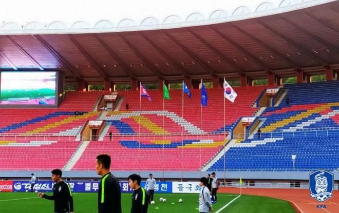 Kangin otea un estadio vacío en Pyongyang (Foto: Corea)