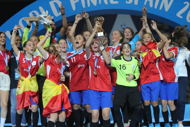 Las jugadoras del Espanyol levantan la copa después de proclamarse campeonas. Foto: (@danonenationcup).