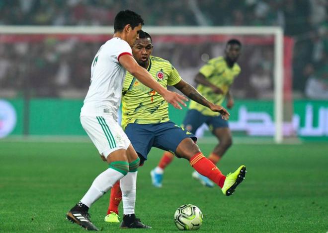 Aissa Mandi en un partido entre Argelia y Colombia.