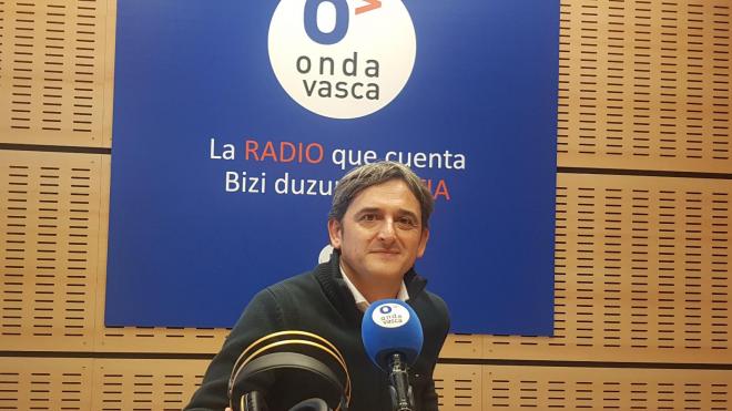 José Manuel Monje, redactor jefe de Deportes de Onda Vasca, en los estudios.