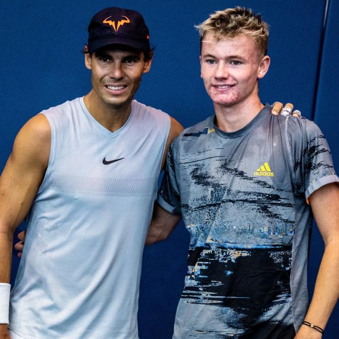 Rafa Nadal y Barney Fitzpatrick posan tras entrenar.